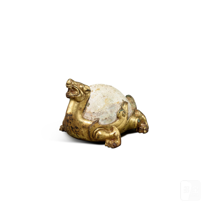 An archaic gilt-bronze and cowrie shell stag-form 'mythical beast' weight, Western Han dynasty | 西漢 銅鎏金嵌貝辟邪席鎮 - 图2